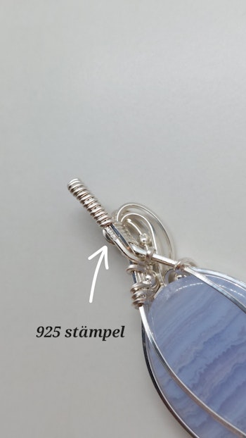 Halsband Swirly Pearls i 925 sterlingsilver med blå bandagat