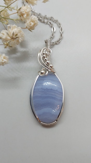 Halsband Swirly Pearls i 925 sterlingsilver med blå bandagat
