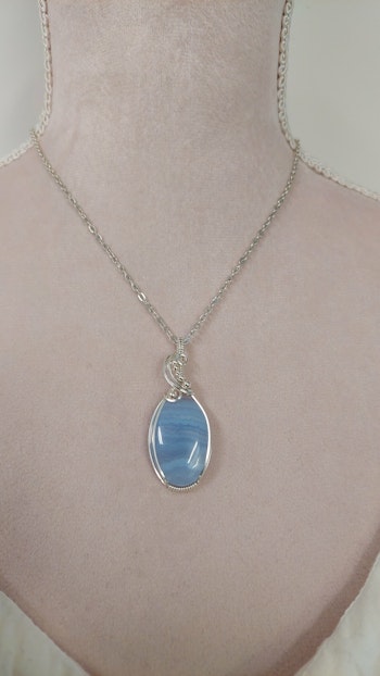 Halsband Swirly Pearls i 925 sterlingsilver med blå bandagat