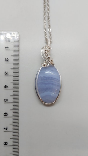 Halsband Swirly Pearls i 925 sterlingsilver med blå bandagat