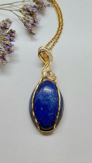 Halsband Swirly i 925 sterlingsilver och mässing med lapis lazuli