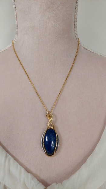 Halsband Swirly i 925 sterlingsilver och mässing med lapis lazuli