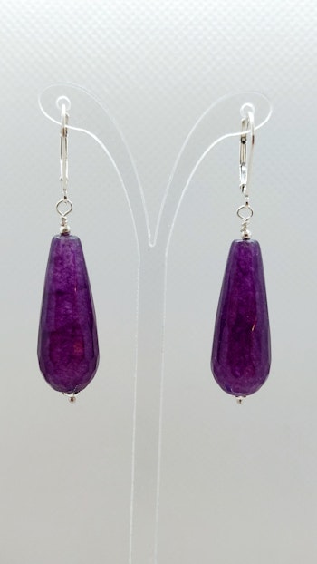 Örhängen i 925 sterlingsilver med facetterade droppar av lilafärgad jade
