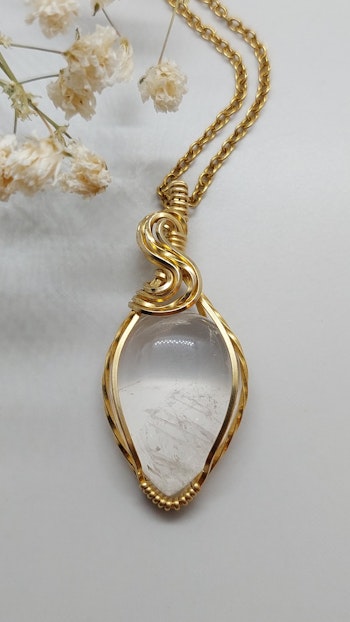 Halsband Swirly i mässing med bergkristall