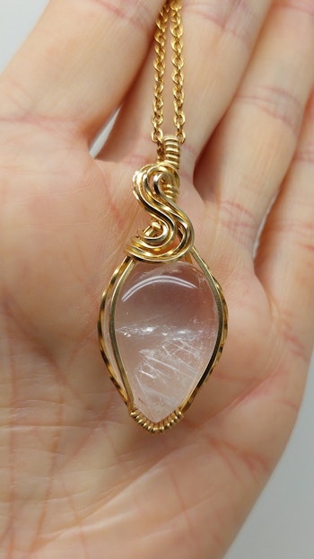 Halsband Swirly i mässing med bergkristall