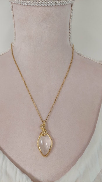 Halsband Swirly i mässing med bergkristall