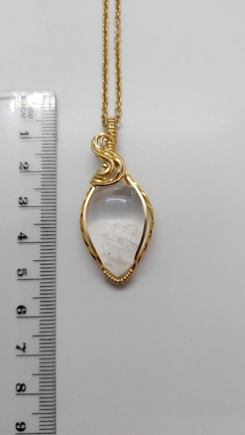 Halsband Swirly i mässing med bergkristall