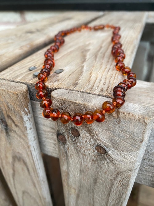 Kort halsband (40 cm) – Bärnsten, mörk, polerad