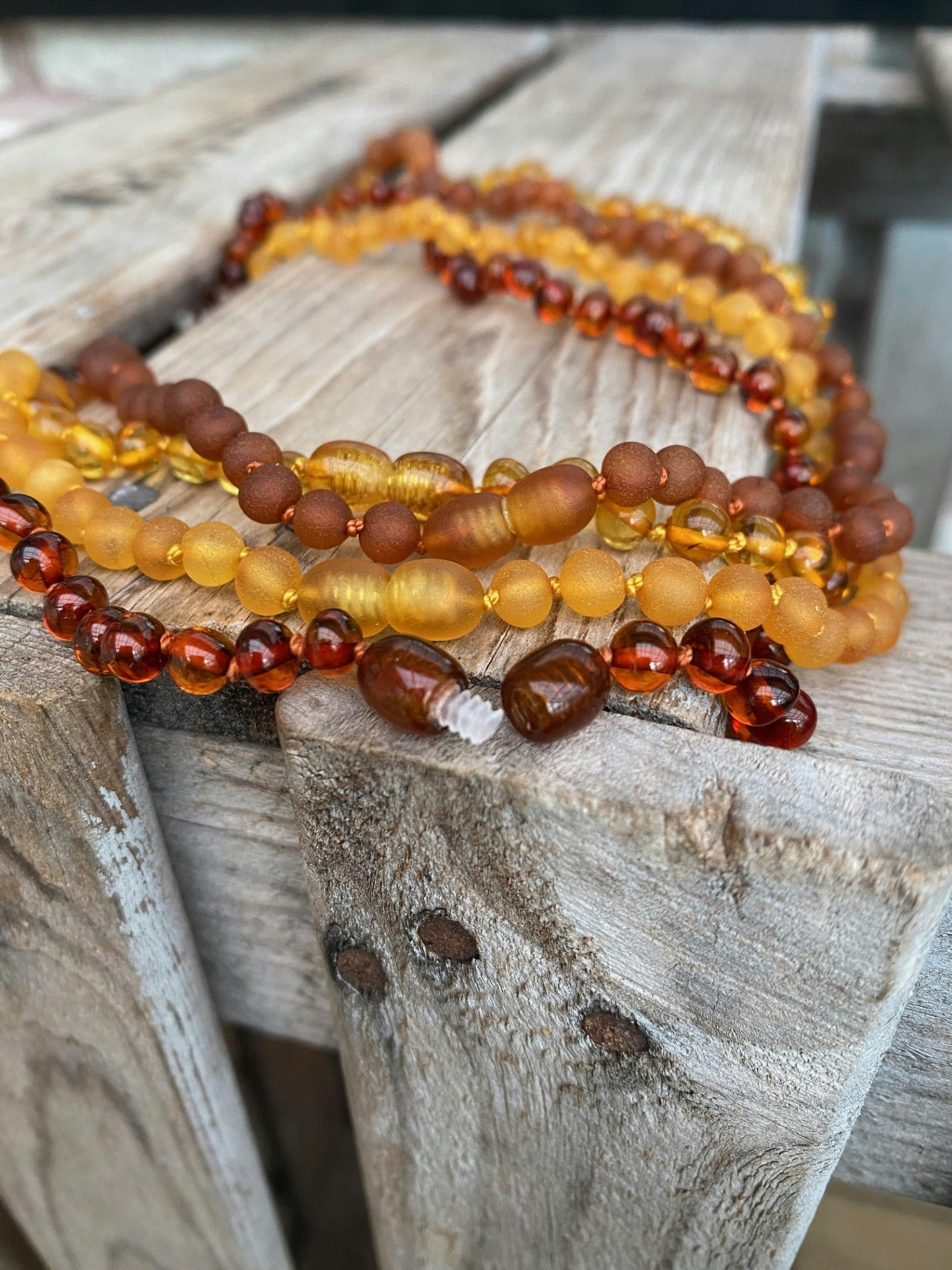 Kort halsband (40 cm) – Bärnsten, mörk, polerad