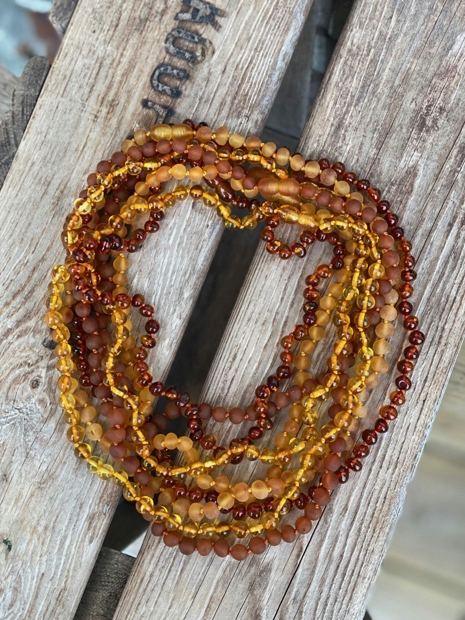 Kort halsband (40 cm) – Bärnsten, mörk, polerad