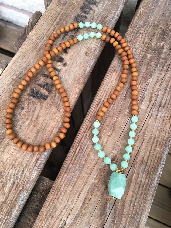 Långt halsband – Amazonit & sandelträ