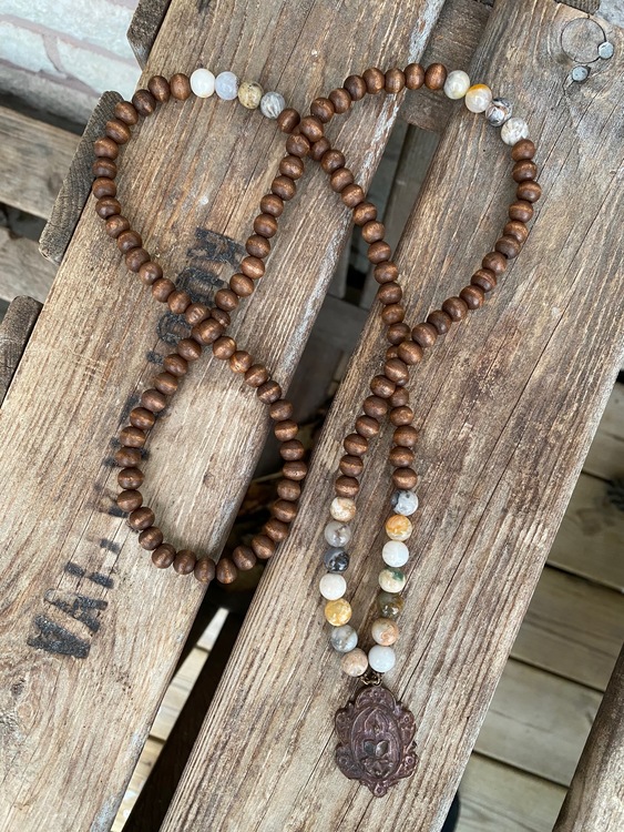 Långt halsband – Antik kopparfärgad amulett