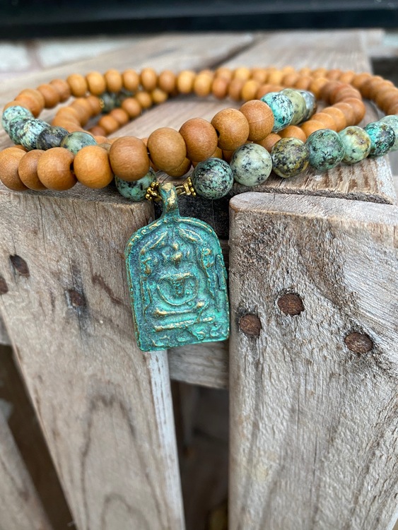Långt halsband – Antik buddha & sandelträ