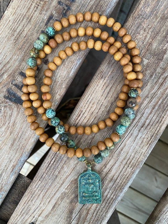Långt halsband – Antik buddha & sandelträ