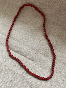 FYND – Kort halsband med rödfärgad tulsi