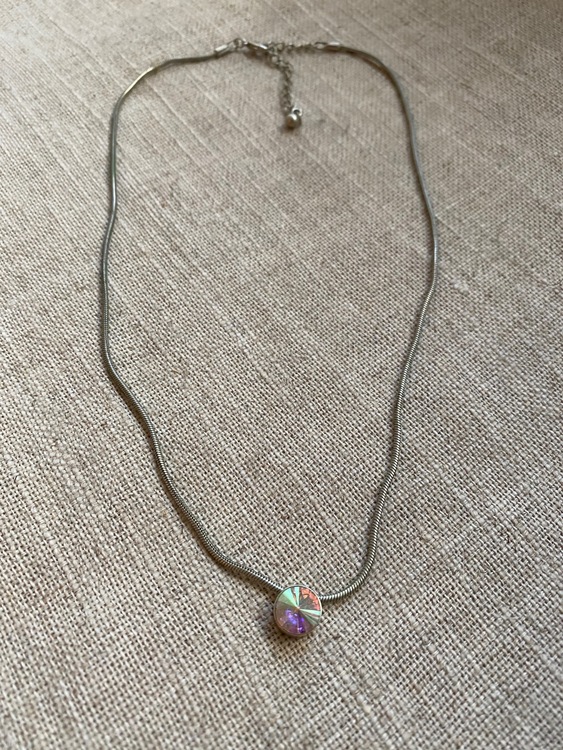 FYND – Kort halsband med glittrig sten