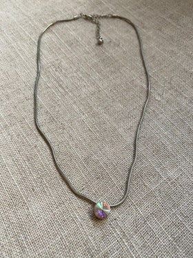 FYND – Kort halsband med glittrig sten