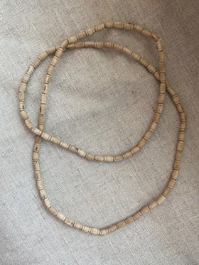 FYND – Långt halsband med tulsipärlor