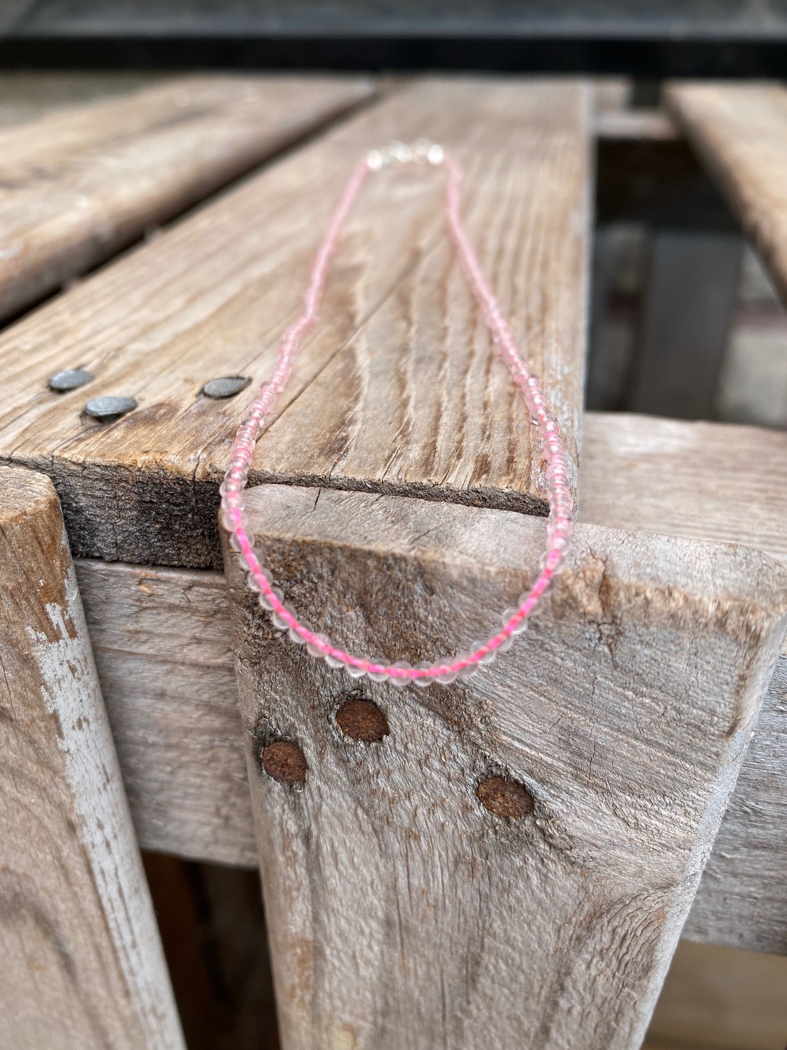 Kort halsband – Minipärlor av rosenkvarts