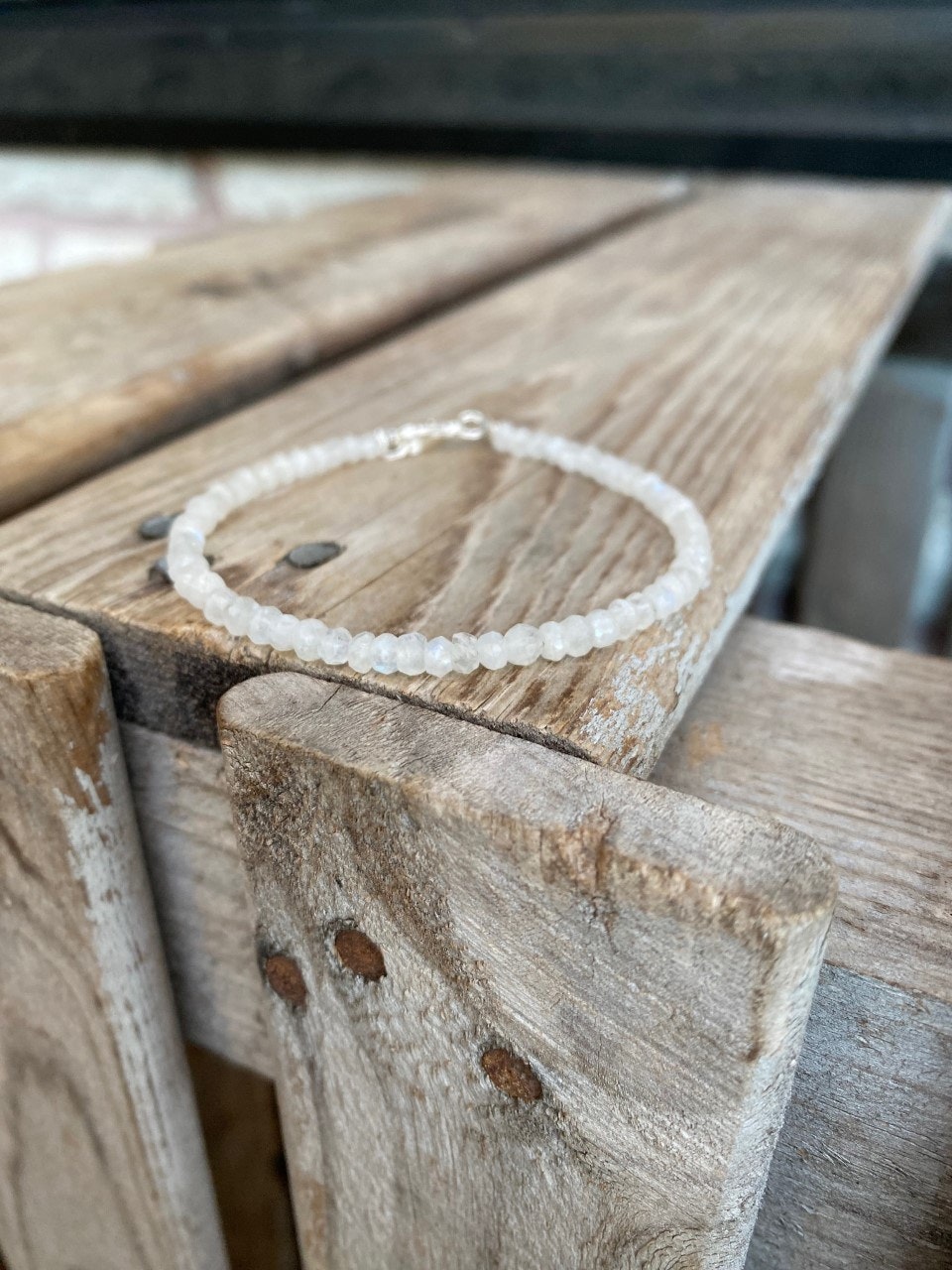 Armband – Facetterad regnbågsmånsten