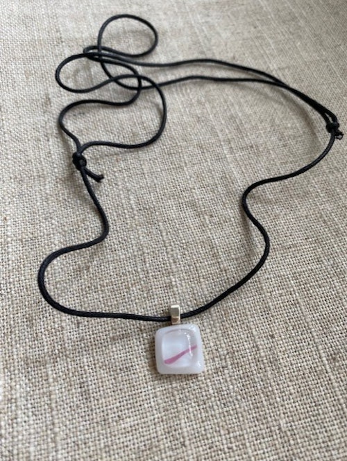 FYND – Halsband med glashänge