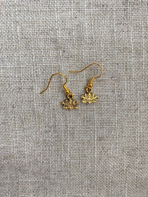 FYND – Örhängen, lotus guld
