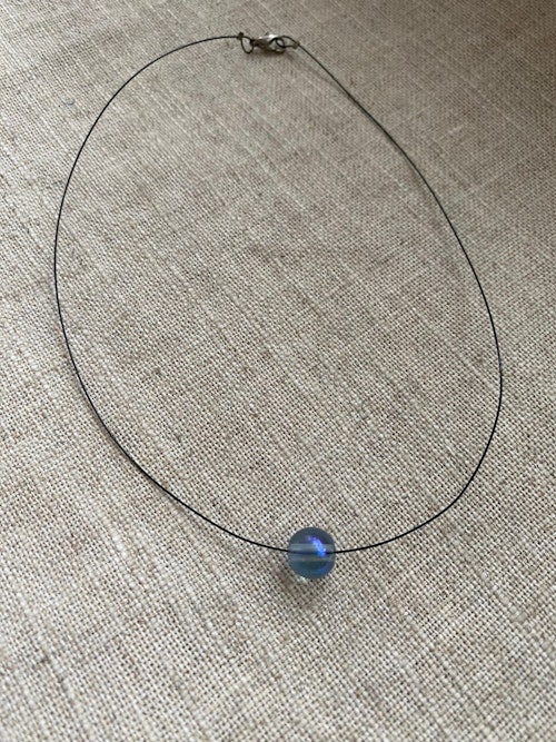 FYND – Halsband med skimrande pärla