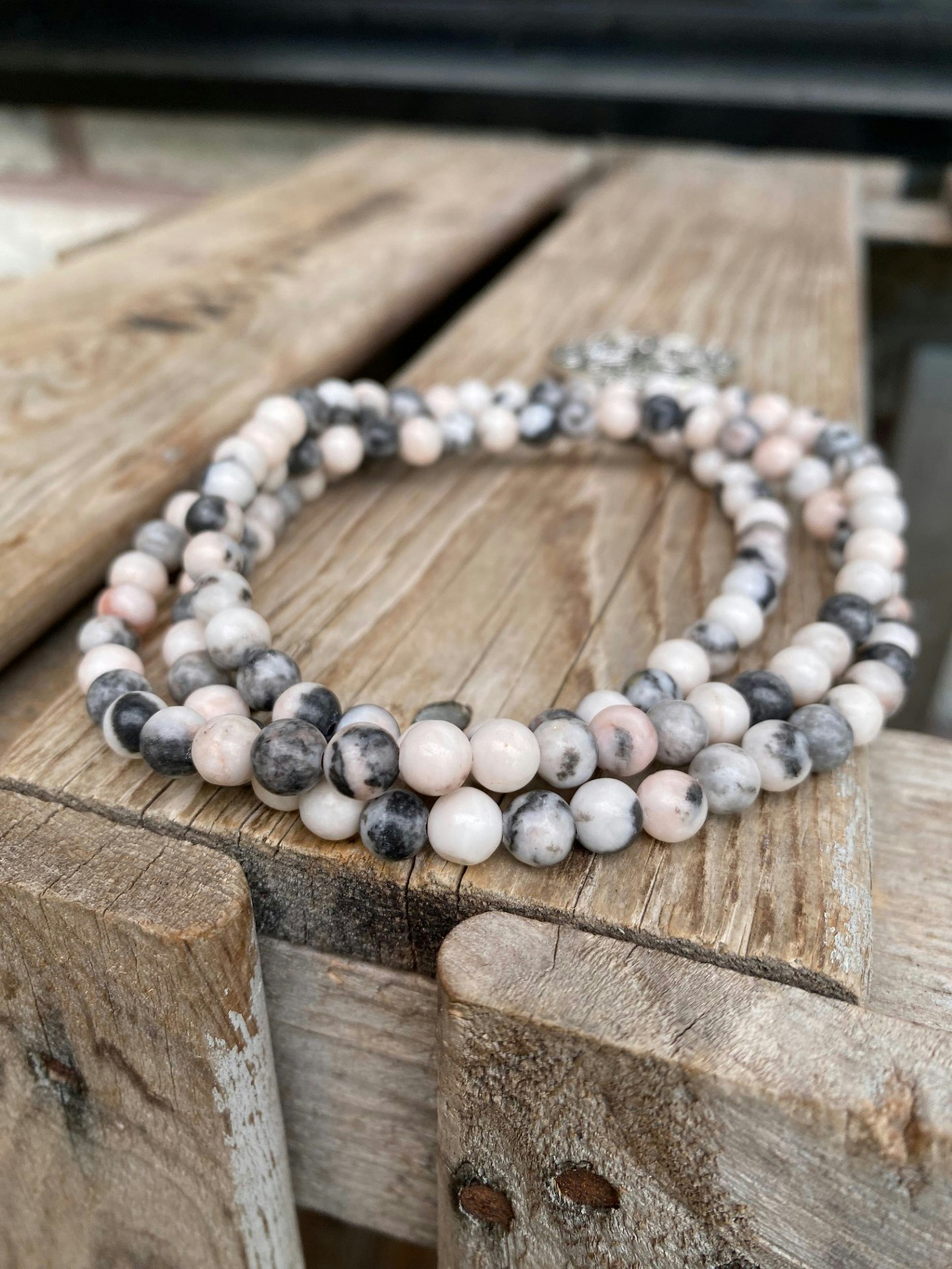 Långt halsband – Rosa zebrajaspis