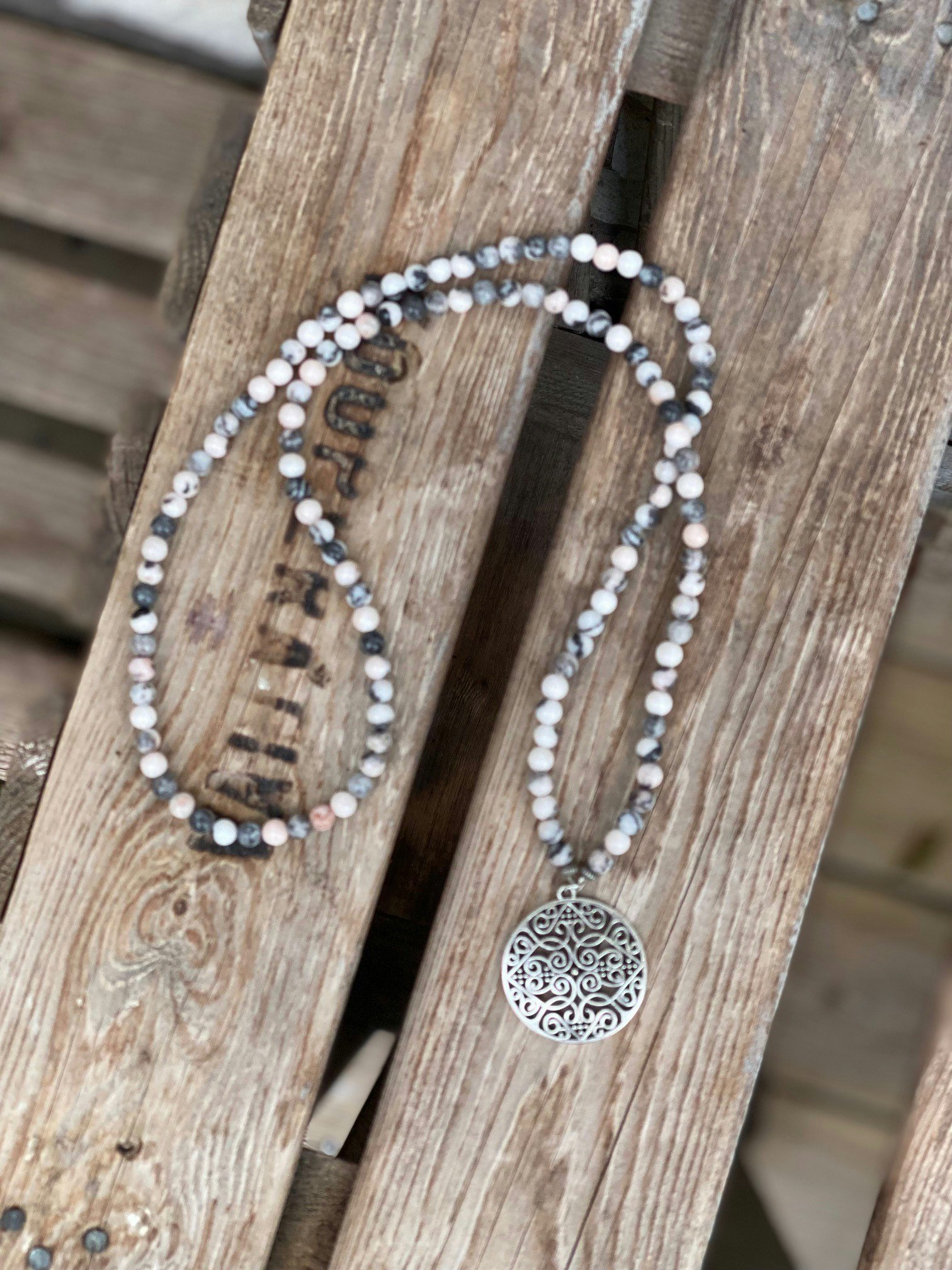 Långt halsband – Rosa zebrajaspis