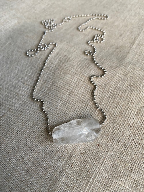 FYND – Långt halsband med bergkristall