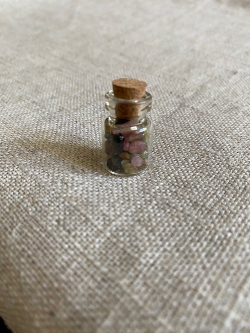 FYND – Miniflaska med kristallchips, turmalin