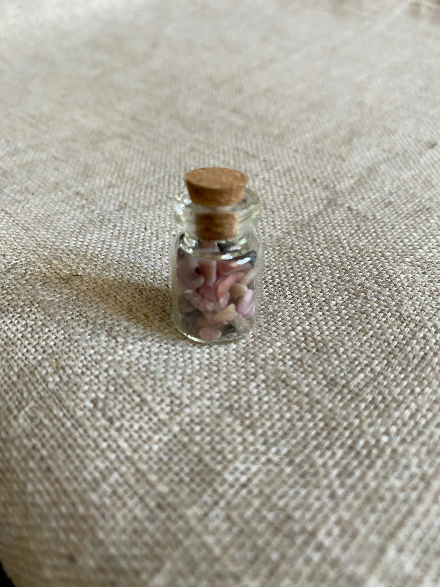FYND – Miniflaska med kristallchips, rodonit