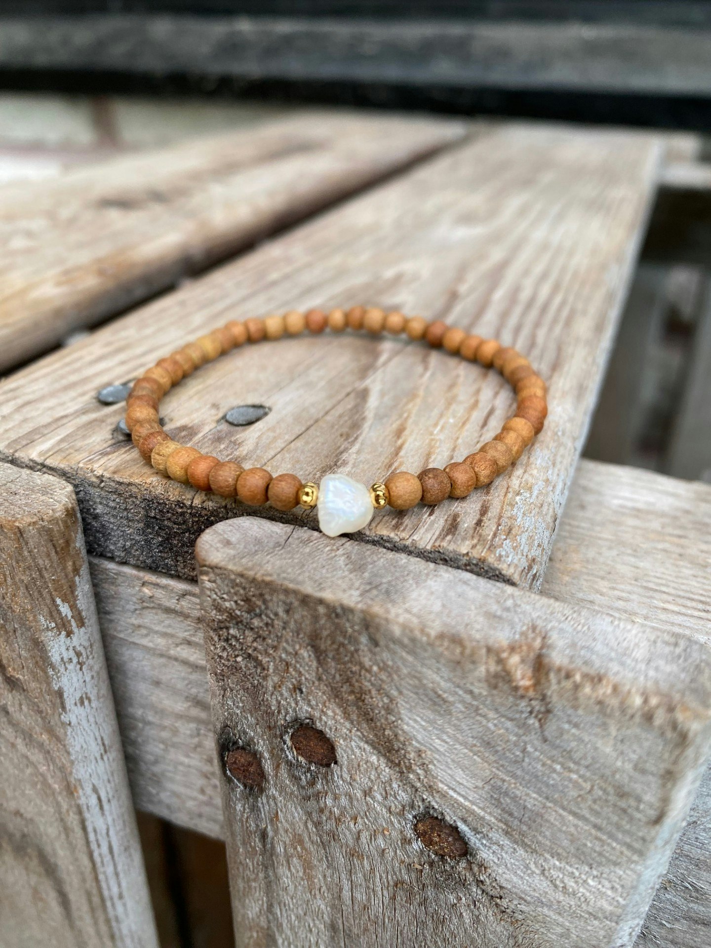 Armband – Sandelträ & sötvattenspärla