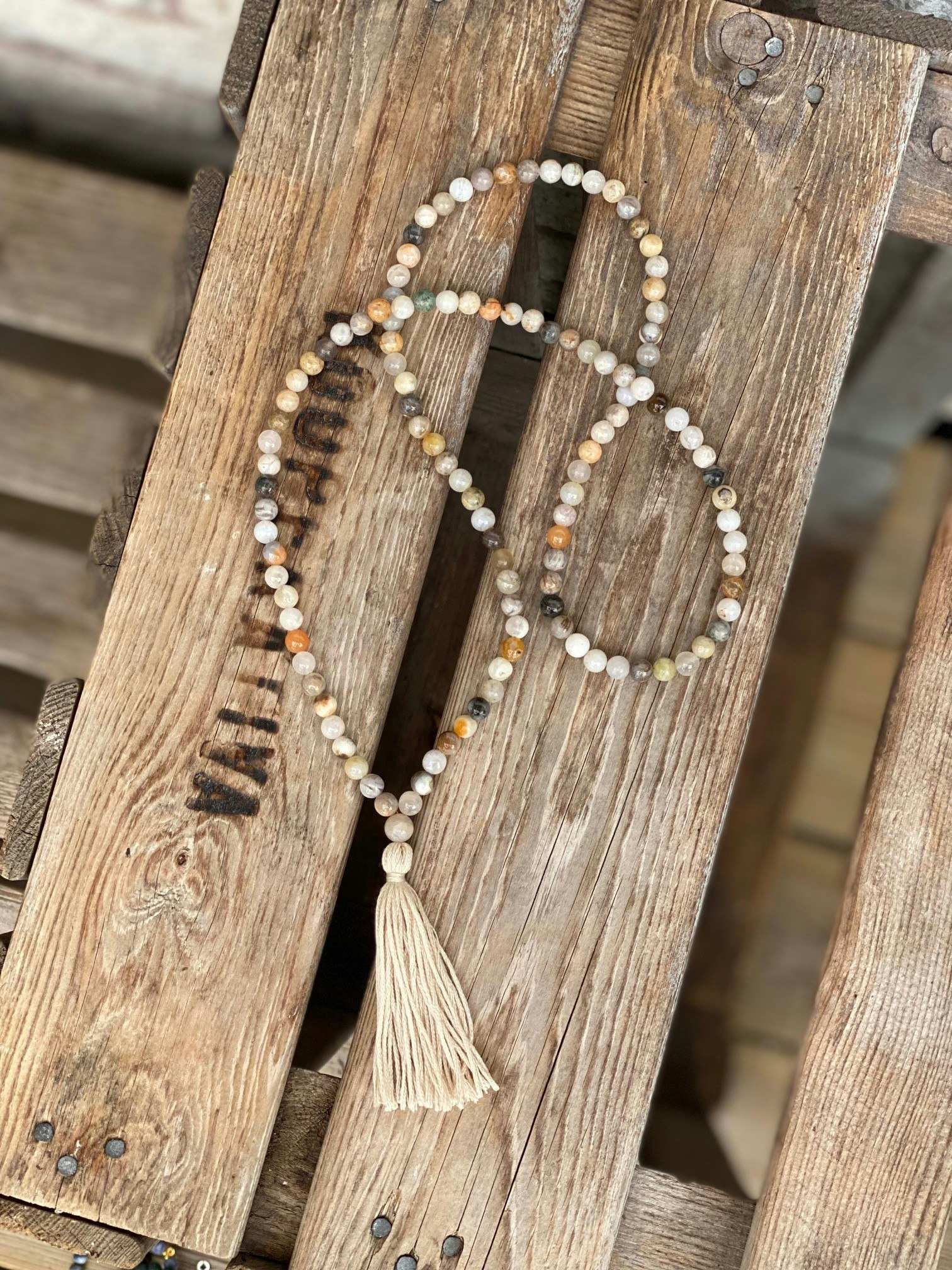 Långt halsband – Bambuagat & tofs