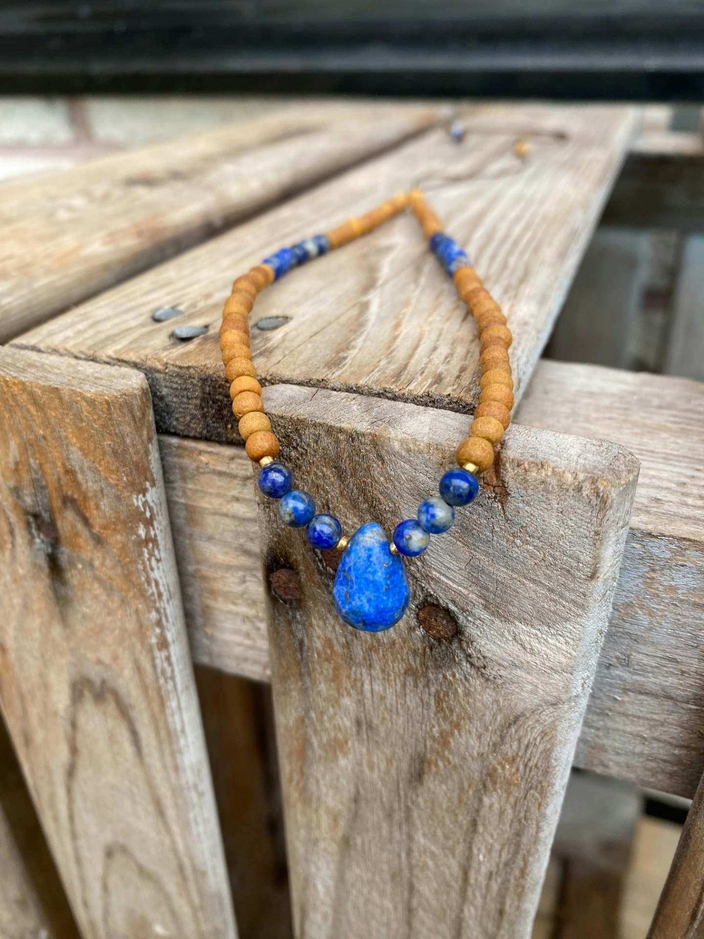 Justerbart halsband – Sandelträ & lapis
