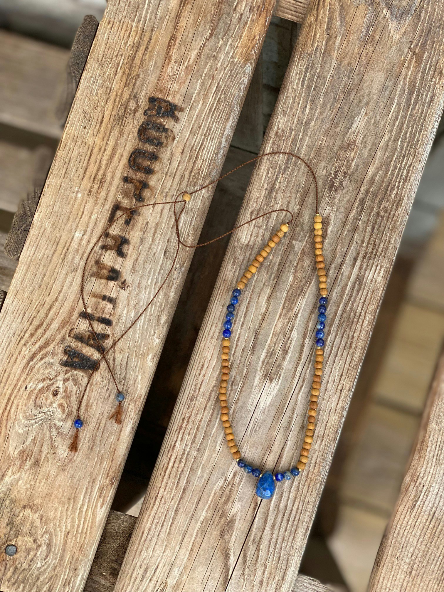 Justerbart halsband – Sandelträ & lapis