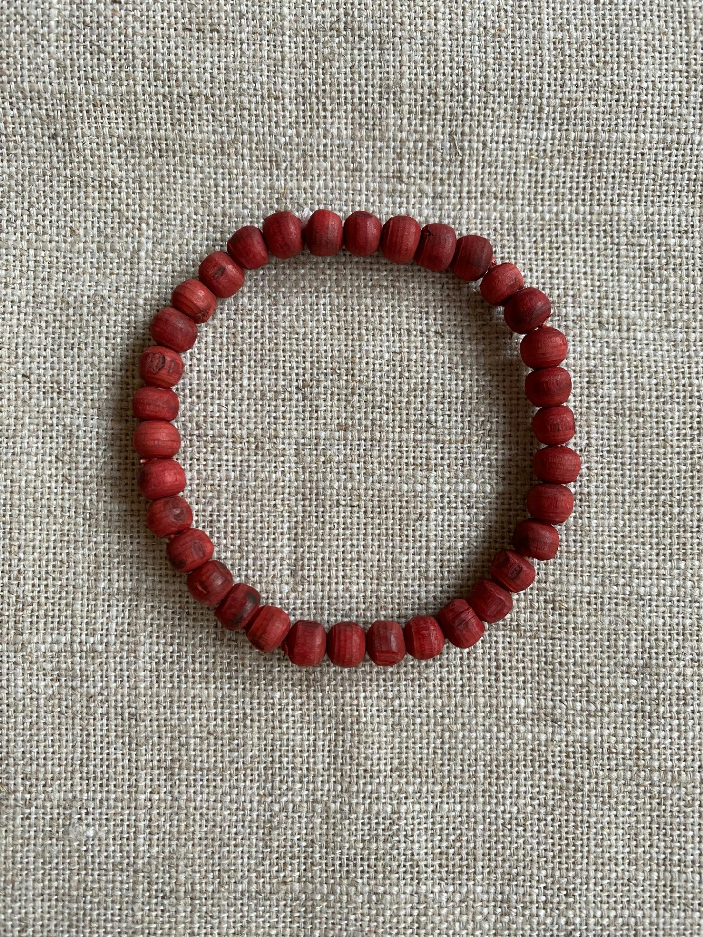 FYND – Armband, röd tulsi