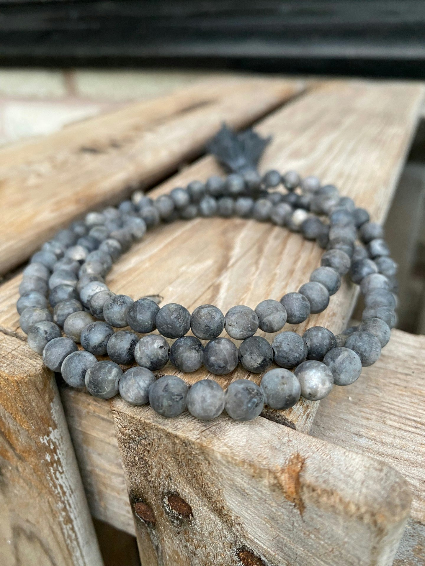 Långt halsband – Frostad larvikit & tofs