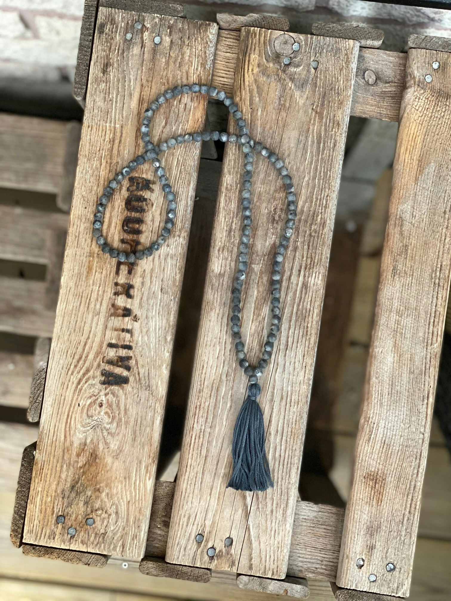 Långt halsband – Frostad larvikit & tofs