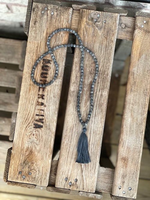 Långt halsband – Frostad larvikit & tofs
