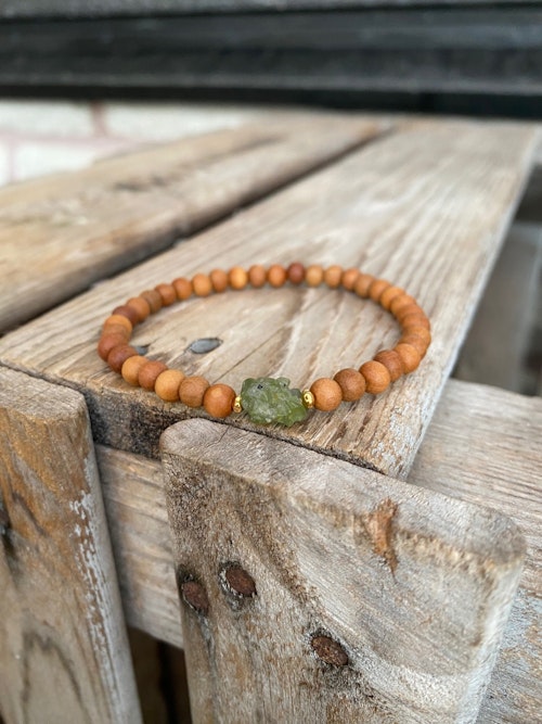 Armband – Sandelträ & peridot