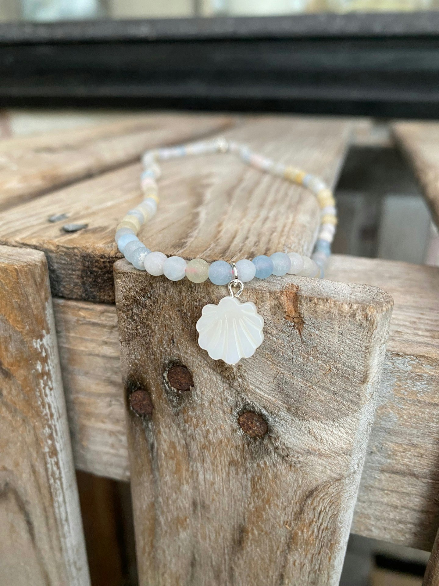 Kort halsband – Frostad morganit & snäcka