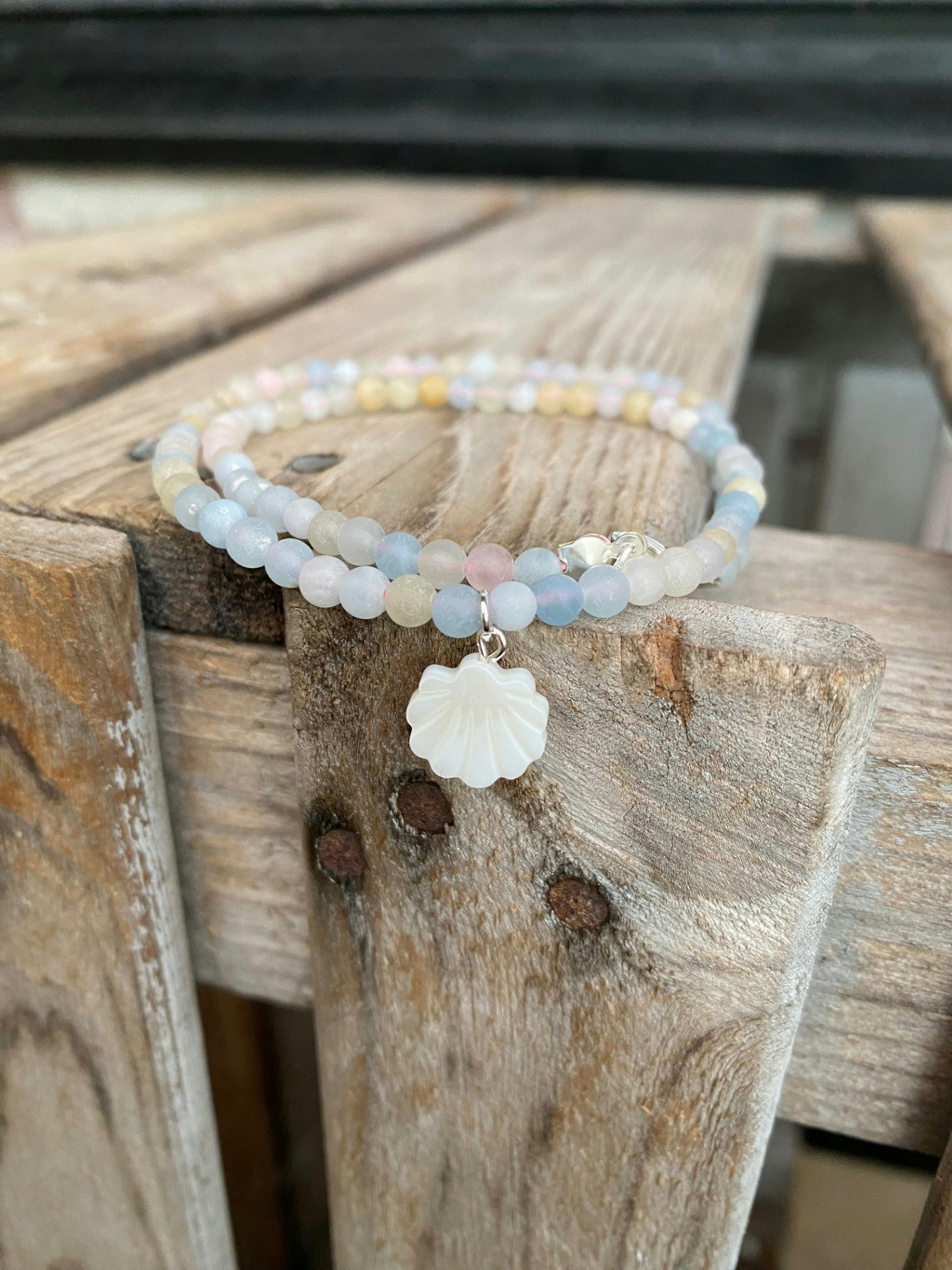 Kort halsband – Frostad morganit & snäcka