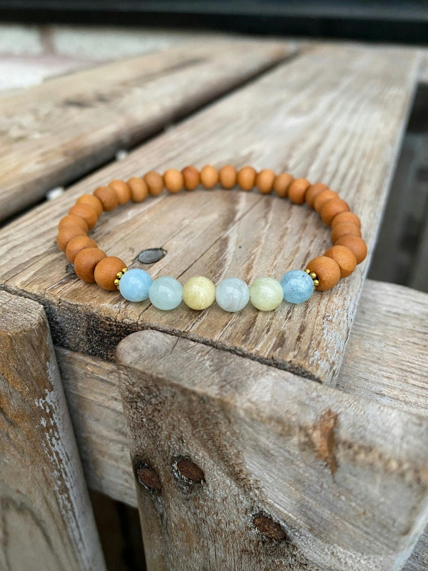 Armband – Sandelträ & flerfärgad akvamarin