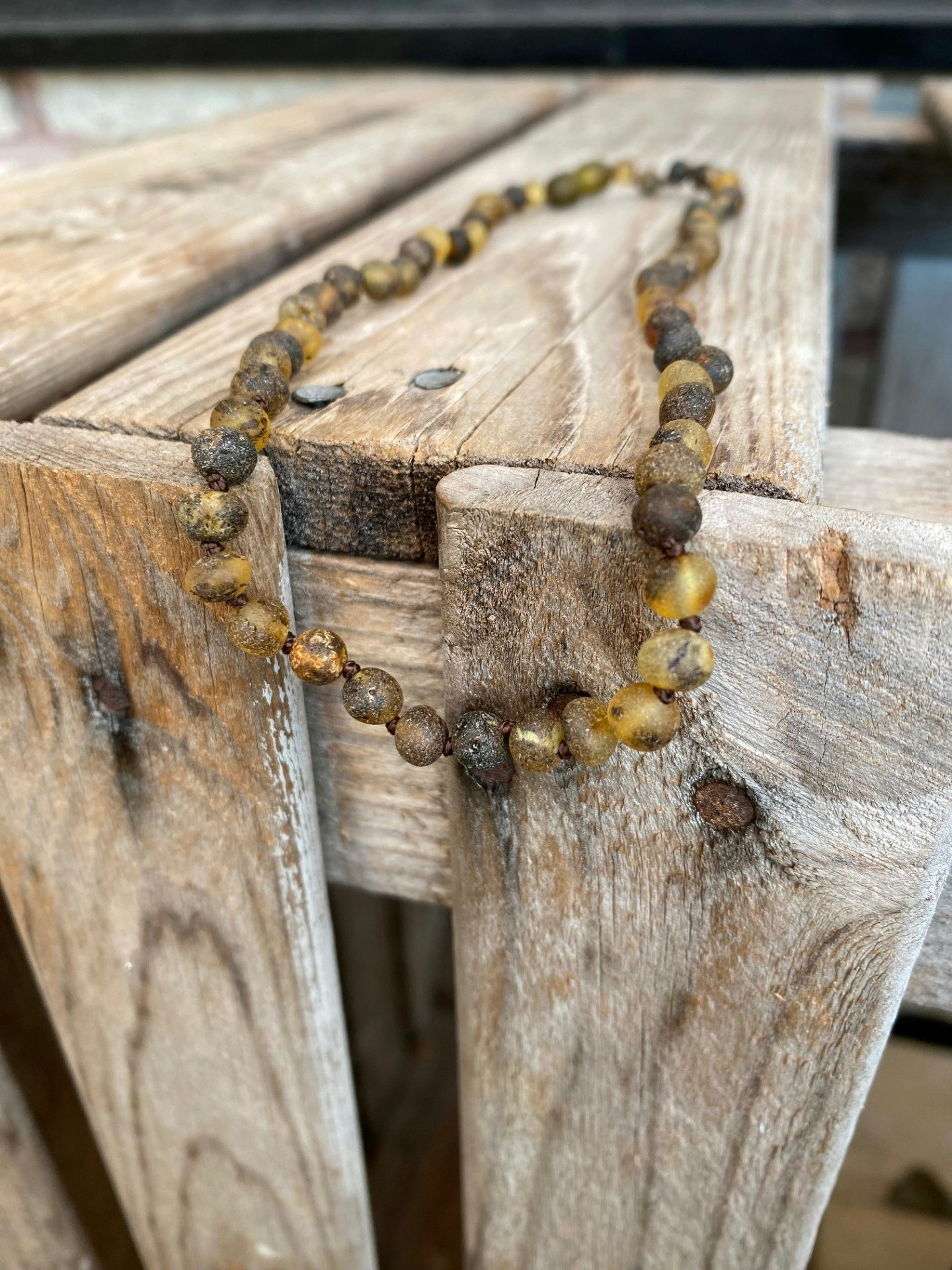 Kort halsband (40 cm) – Bärnsten, mörk, opolerad/rå