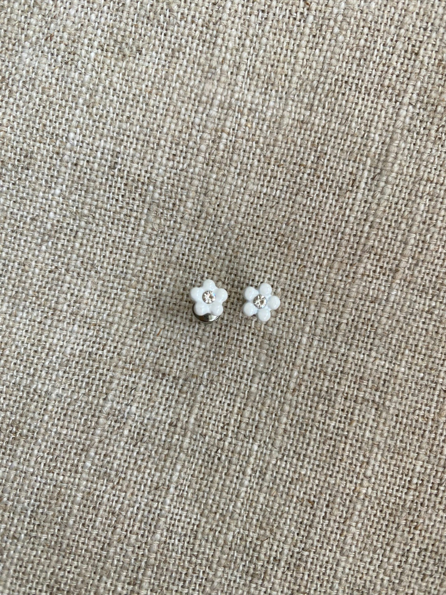 FYND – Örhängen, blommor vita