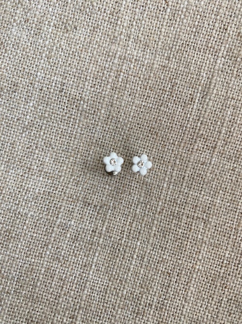 FYND – Örhängen, blommor vita