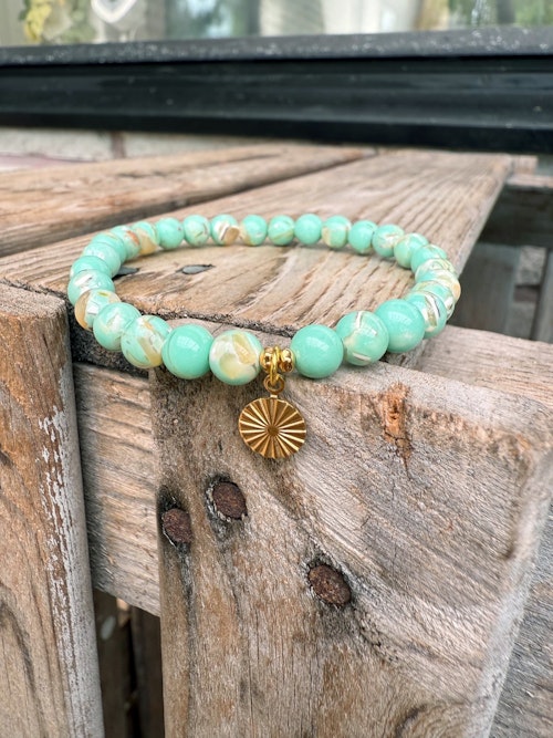 Armband – Snäckskalspärlor med berlock