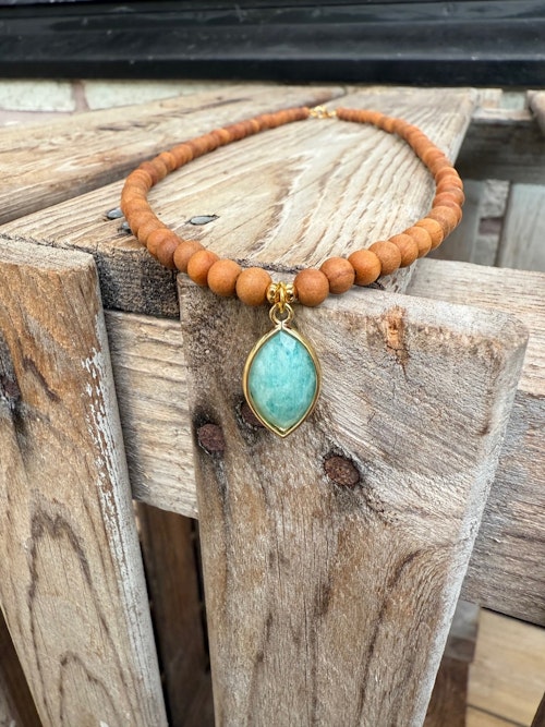 Kort halsband – Sandelträ & amazonit