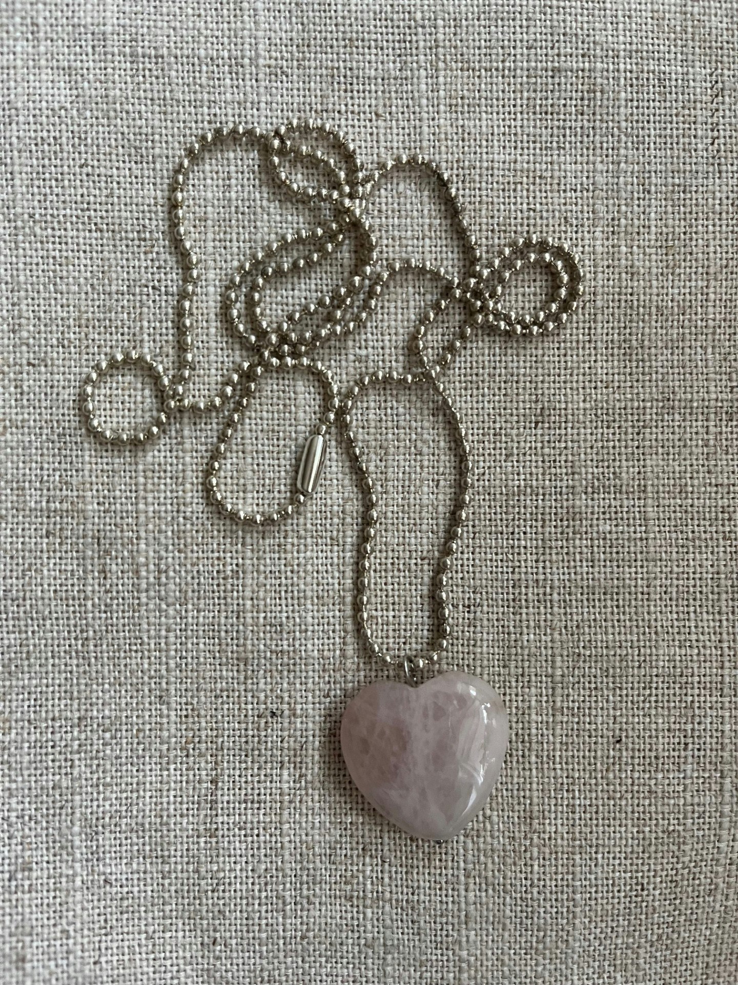 FYND – Kort halsband med rosenkvartshjärta